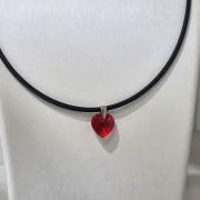 Gargantilla de caucho con cristal rojo de 10mm y terminaciones de plata