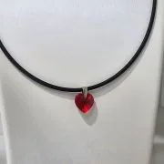 Gargantilla de caucho con cristal rojo de 10mm y terminaciones de plata