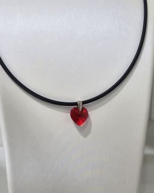 Gargantilla de caucho con cristal rojo de 10mm y terminaciones de plata