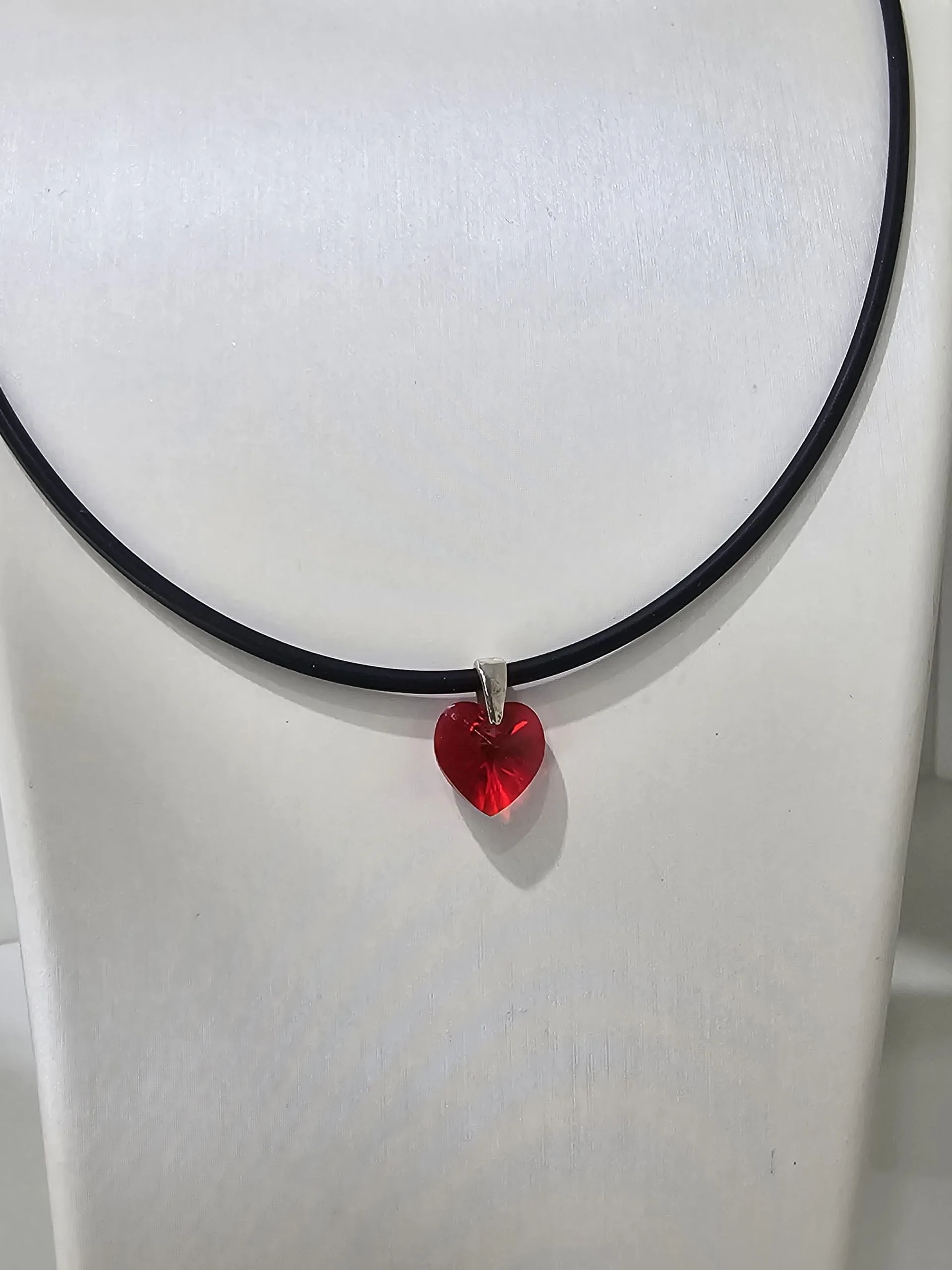 Gargantilla de caucho con cristal rojo de 10mm y terminaciones de plata