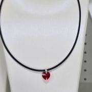 Gargantilla de caucho con cristal rojo de 10mm y terminaciones de plata