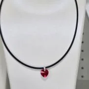 Gargantilla de caucho con cristal rojo de 10mm y terminaciones de plata