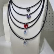 Gargantilla de caucho con cristal rojo de 10mm y terminaciones de plata