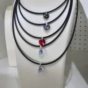 Gargantilla de caucho con cristal rojo de 10mm y terminaciones de plata