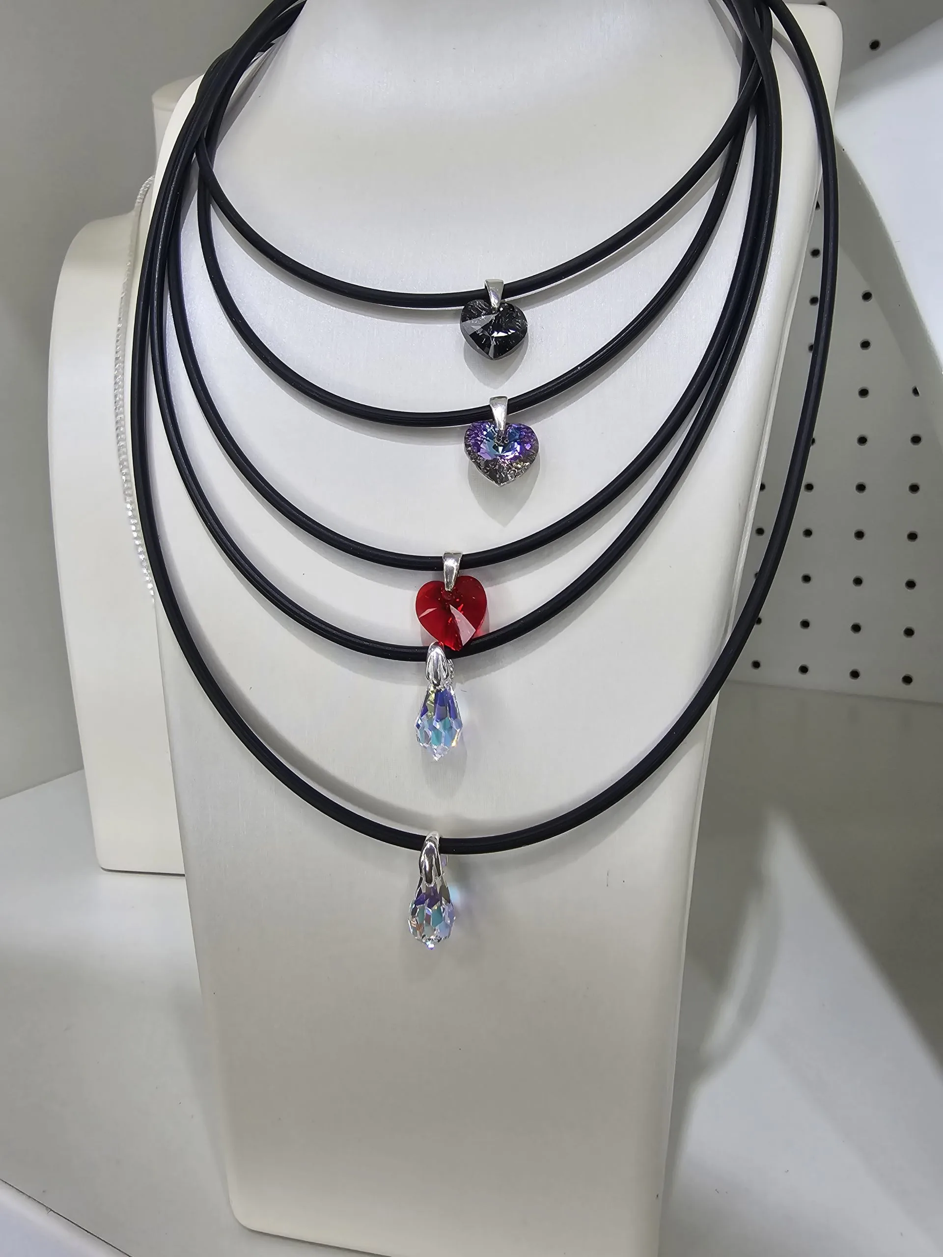 Gargantilla de caucho con cristal rojo de 10mm y terminaciones de plata