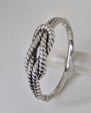 Esclava de plata inflada formatura nudo rayas