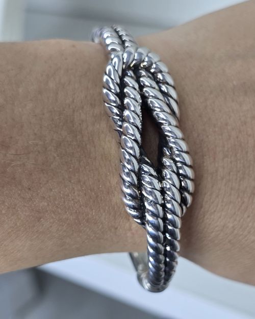 Esclava de plata inflada formatura nudo rayas