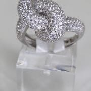 Anillo nudo, importado de Plata rodinada con pave