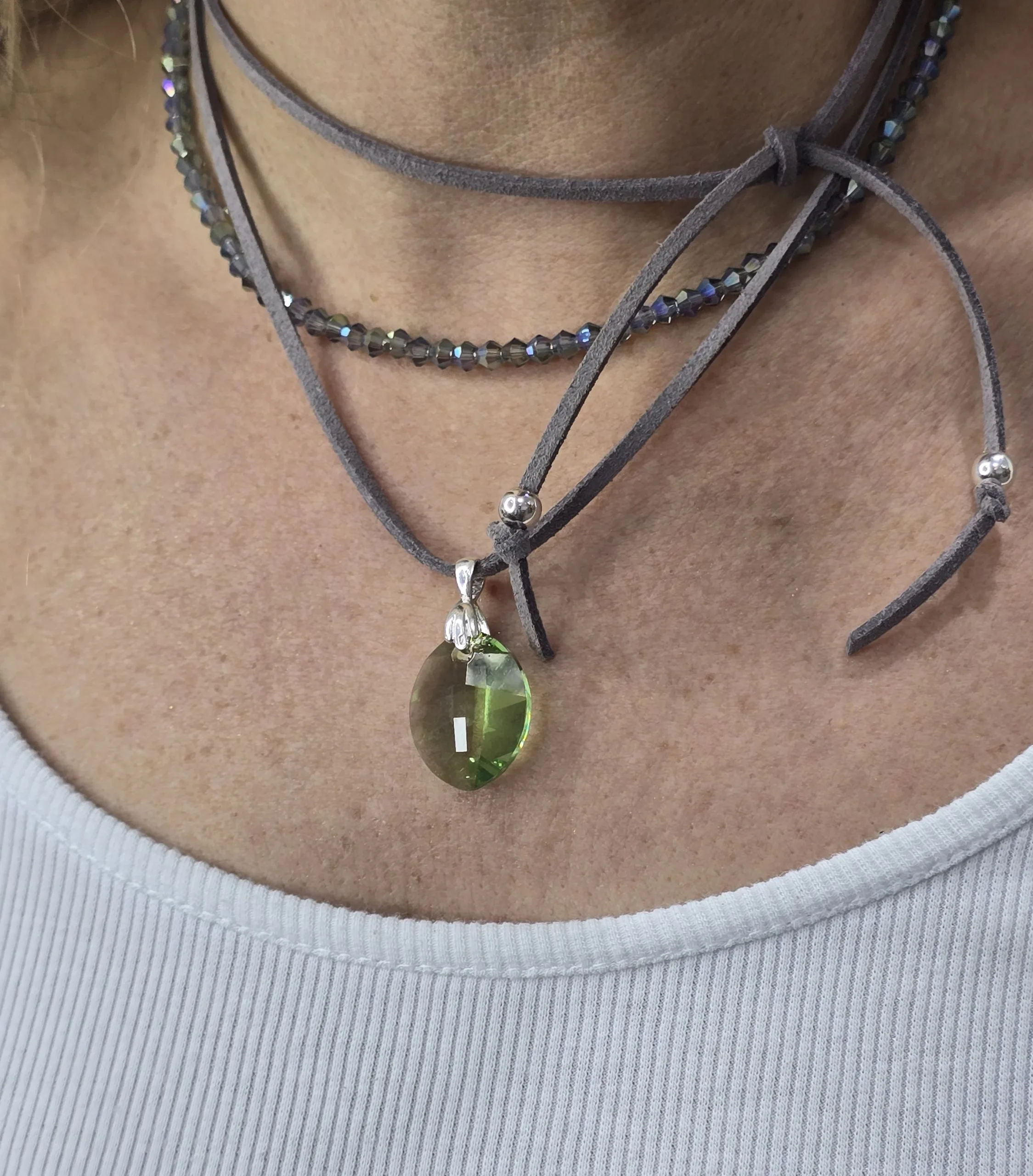 Cordón gamuza gris con cristal sw hoja verde