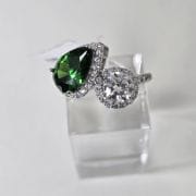 Anillo rodinado de Gota verde cubic circular