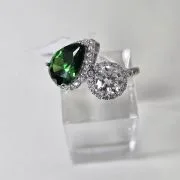 Anillo rodinado de Gota verde cubic circular