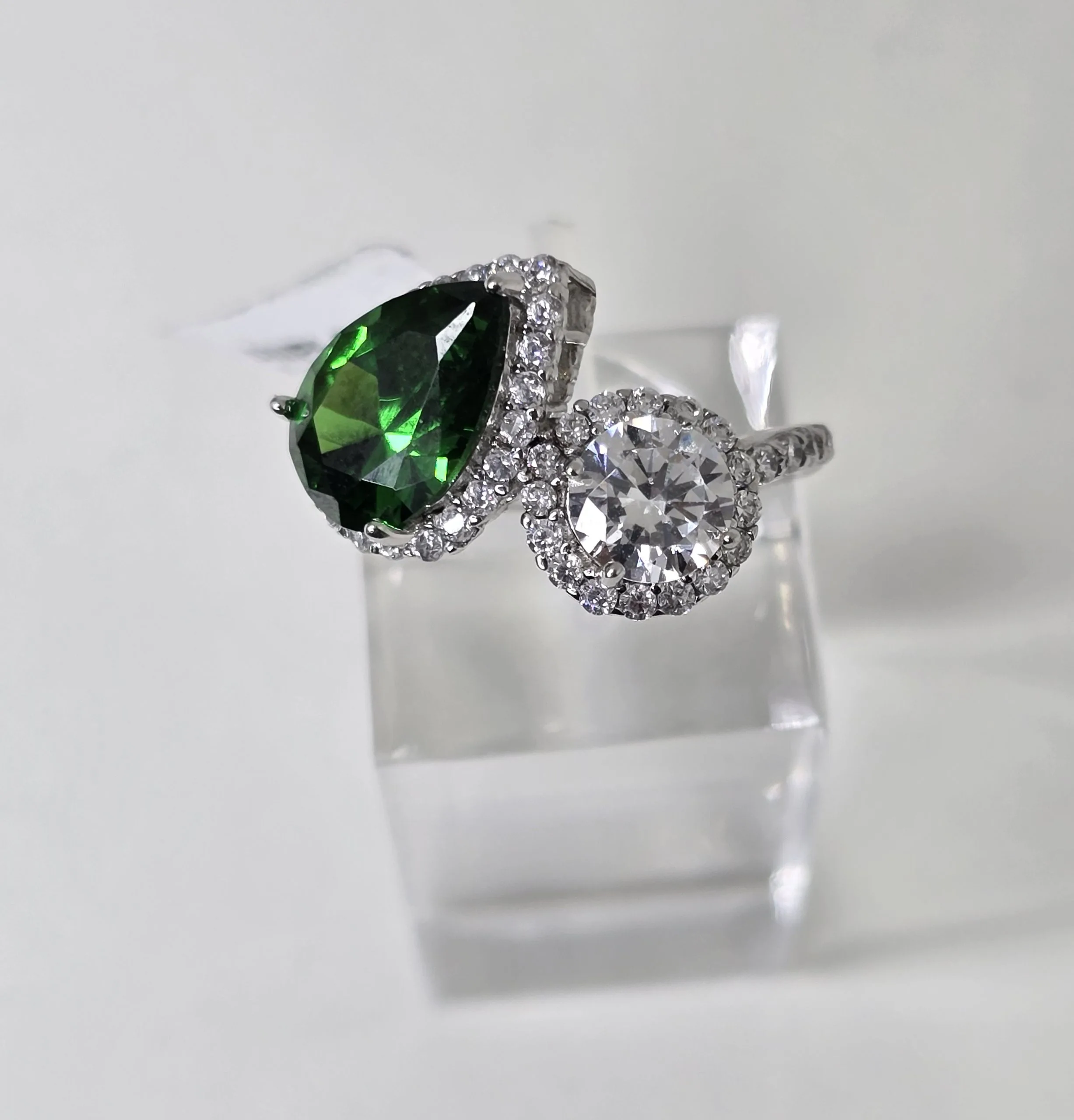Anillo rodinado de Gota verde cubic circular