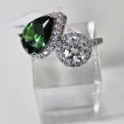 Anillo rodinado de Gota verde cubic circular