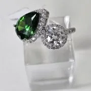 Anillo rodinado de Gota verde cubic circular