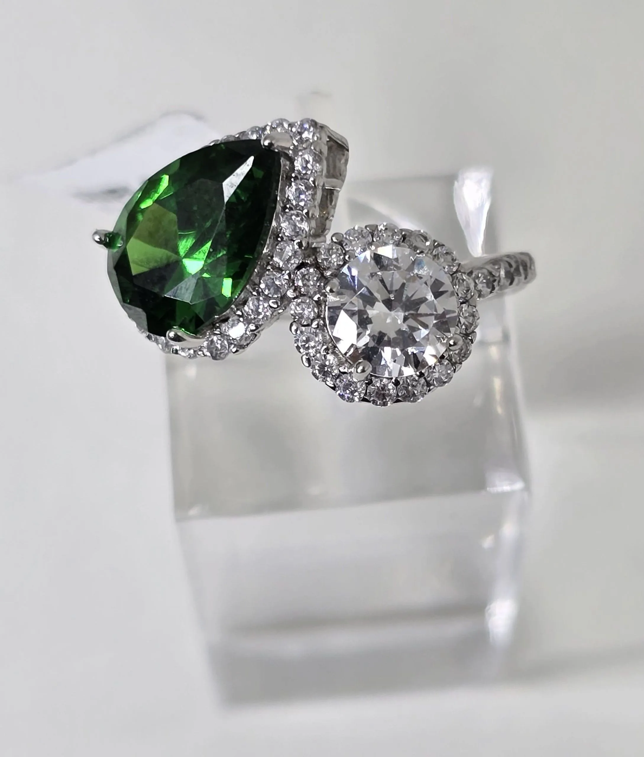 Anillo rodinado de Gota verde cubic circular