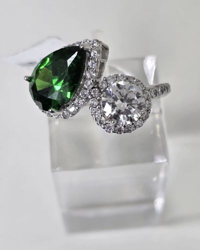 Anillo rodinado de Gota verde cubic circular