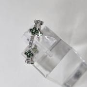 Anillo estilo van cleef con detalles en verde rodinado