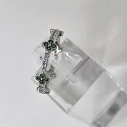 Anillo estilo van cleef con detalles en verde rodinado