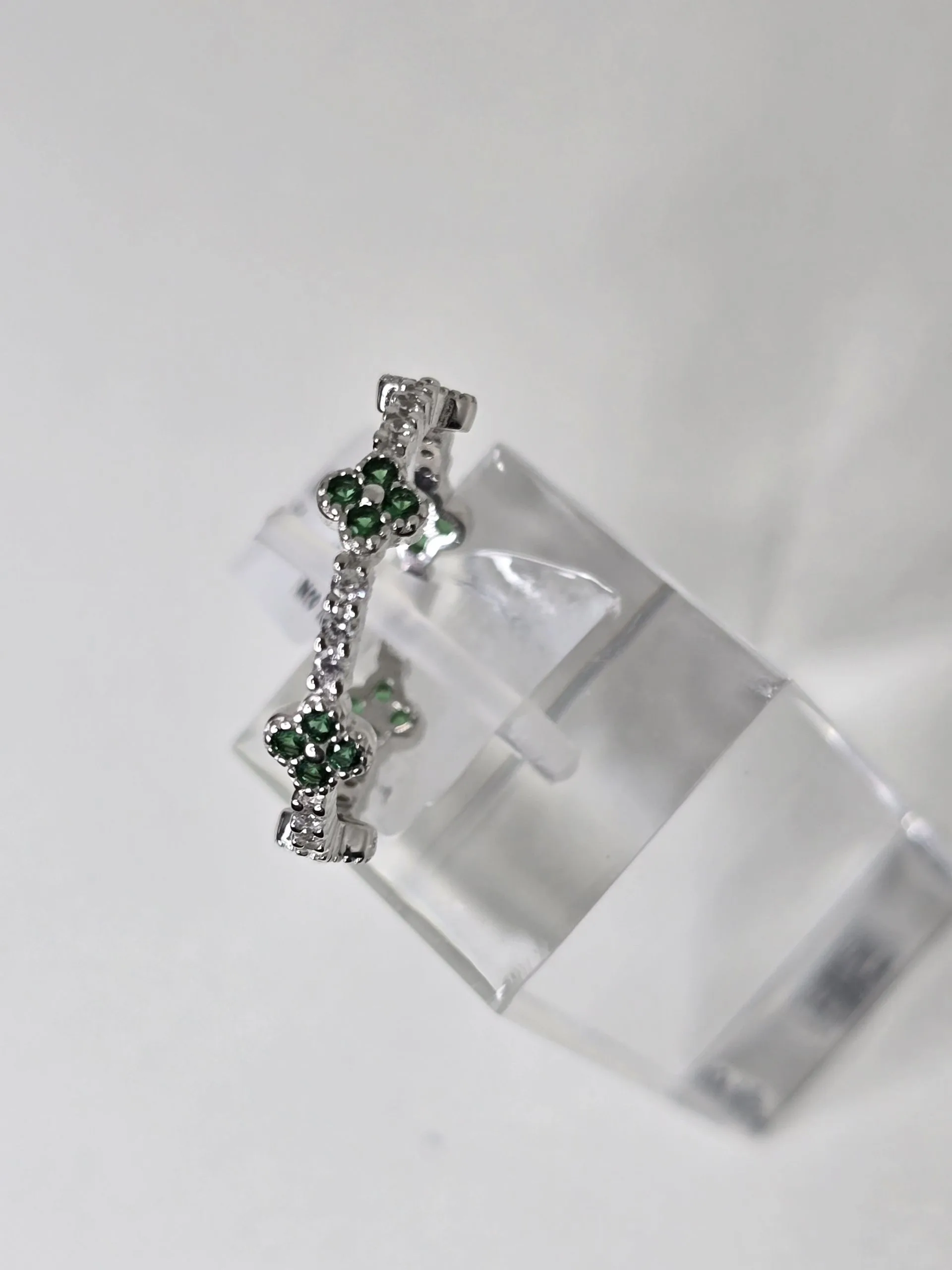 Anillo estilo van cleef con detalles en verde rodinado