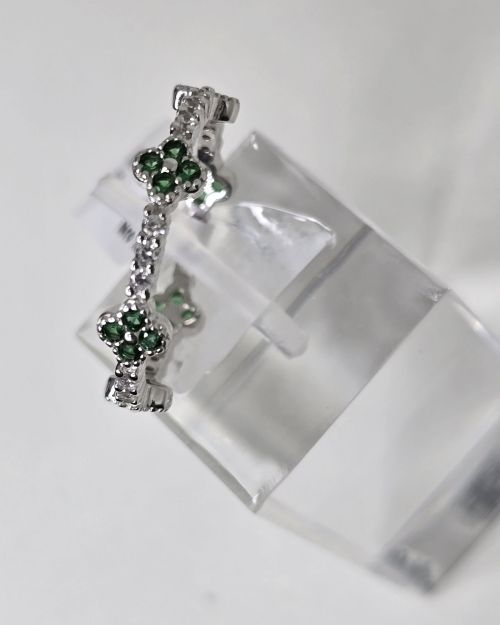 Anillo estilo van cleef con detalles en verde rodinado