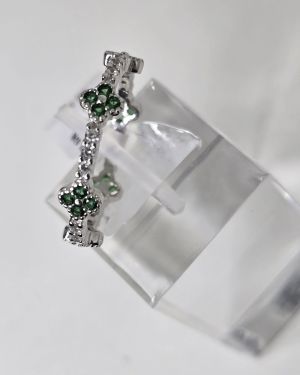 Anillo estilo van cleef con detalles en verde rodinado