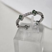 Anillo estilo van cleef con detalles en verde rodinado