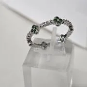 Anillo estilo van cleef con detalles en verde rodinado