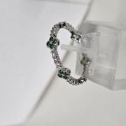 Anillo estilo van cleef con detalles en verde rodinado