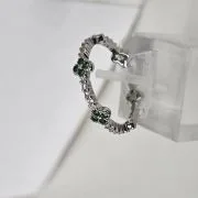Anillo estilo van cleef con detalles en verde rodinado