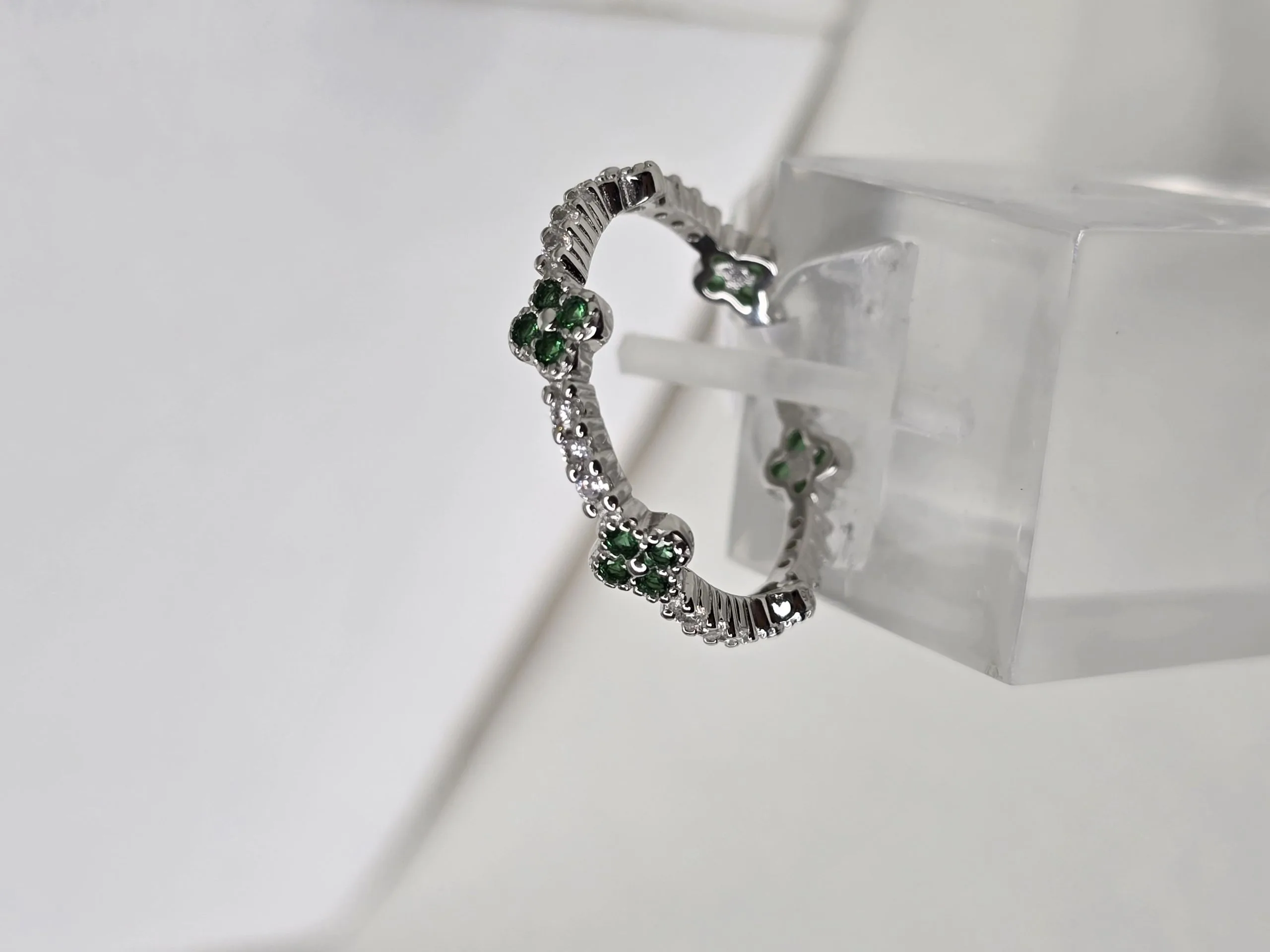 Anillo estilo van cleef con detalles en verde rodinado
