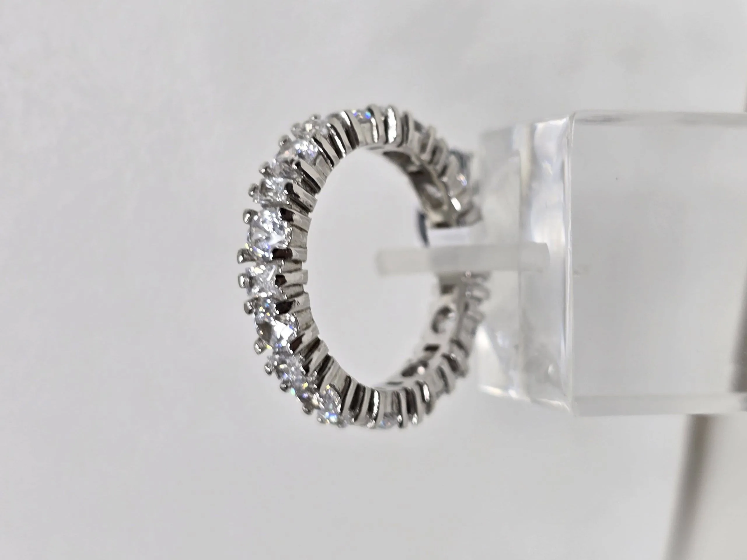 Anillo sinfin cristales de plata rodinada
