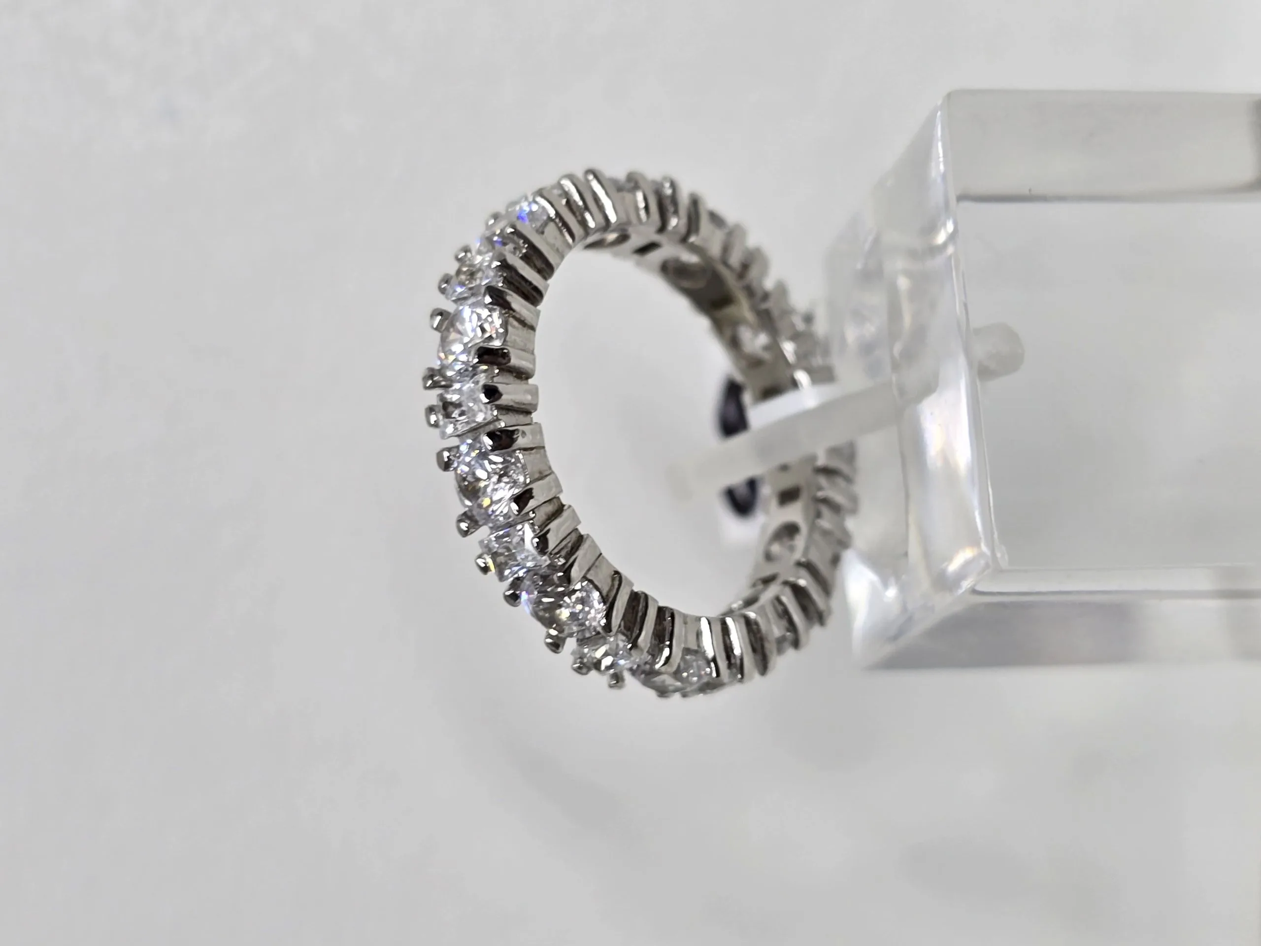 Anillo sinfin cristales de plata rodinada
