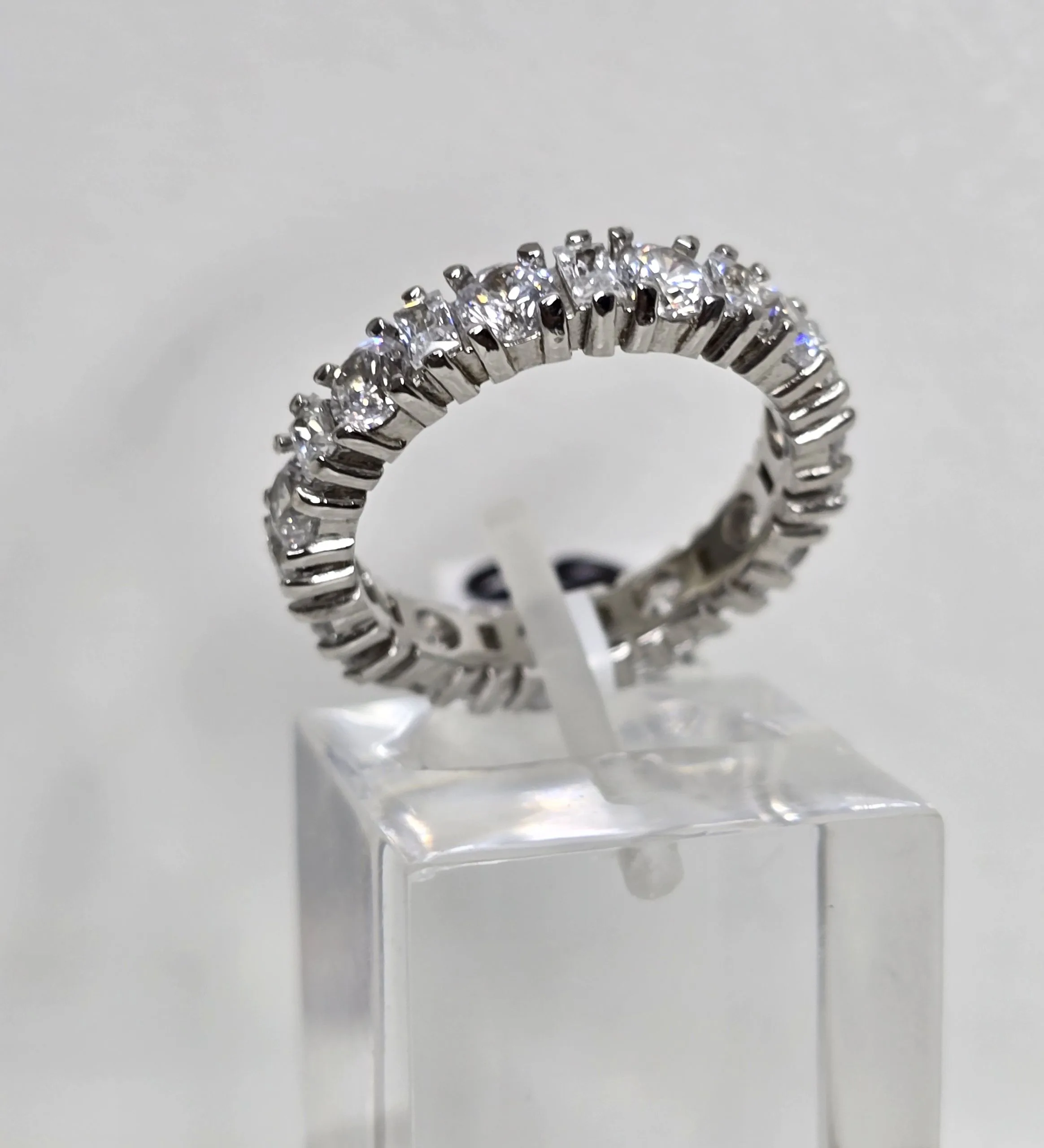 Anillo sinfin cristales de plata rodinada