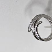 Anillo importado plata rodinada cruzado