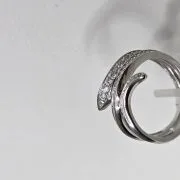 Anillo importado plata rodinada cruzado