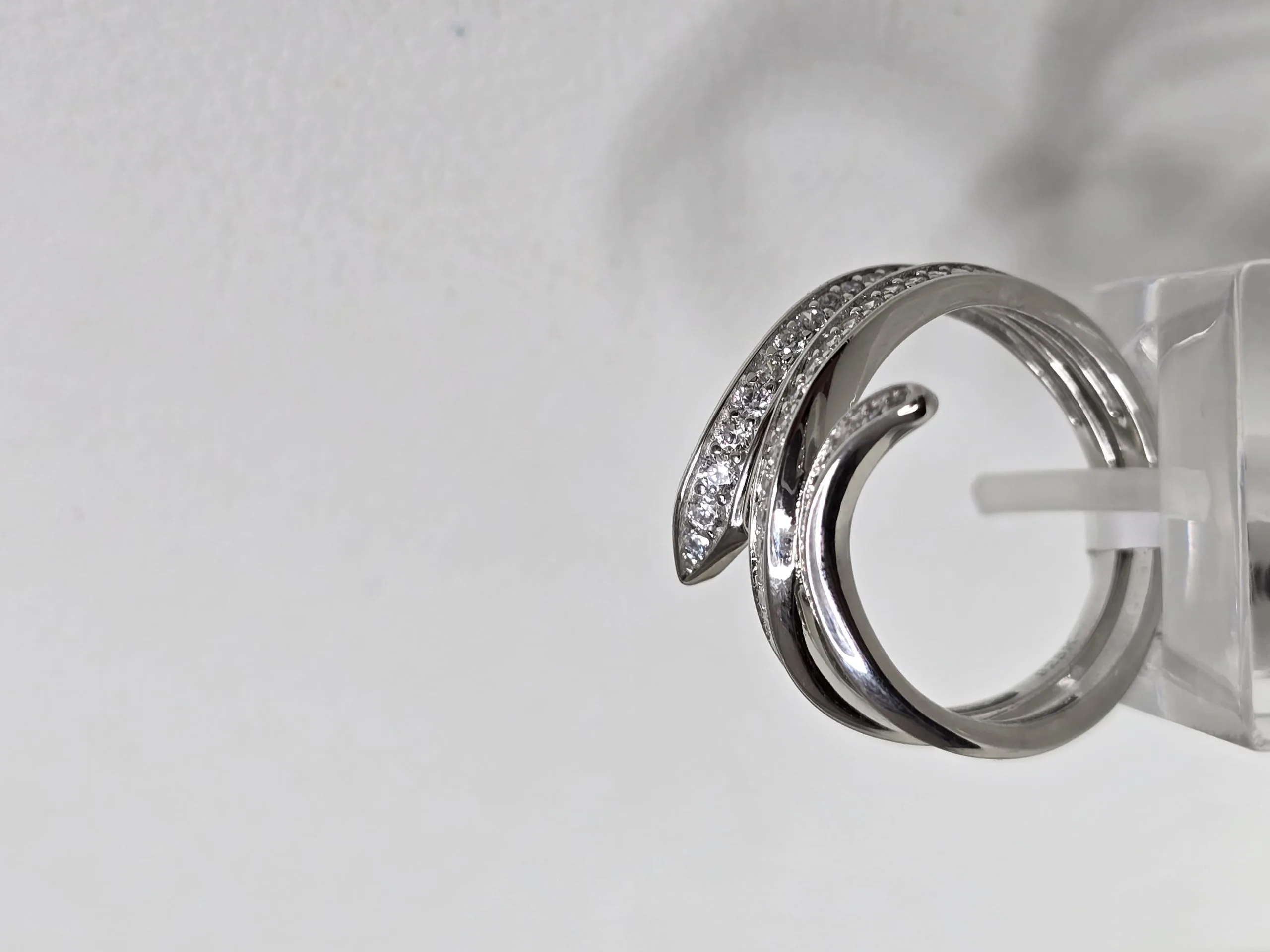 Anillo importado plata rodinada cruzado