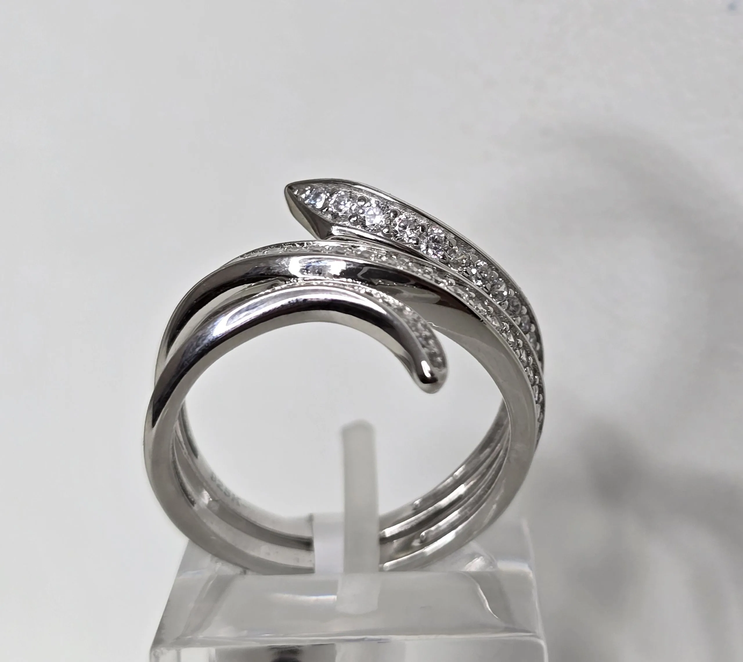 Anillo importado plata rodinada cruzado