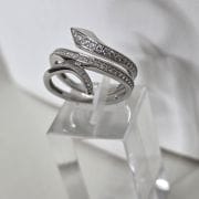Anillo importado plata rodinada cruzado