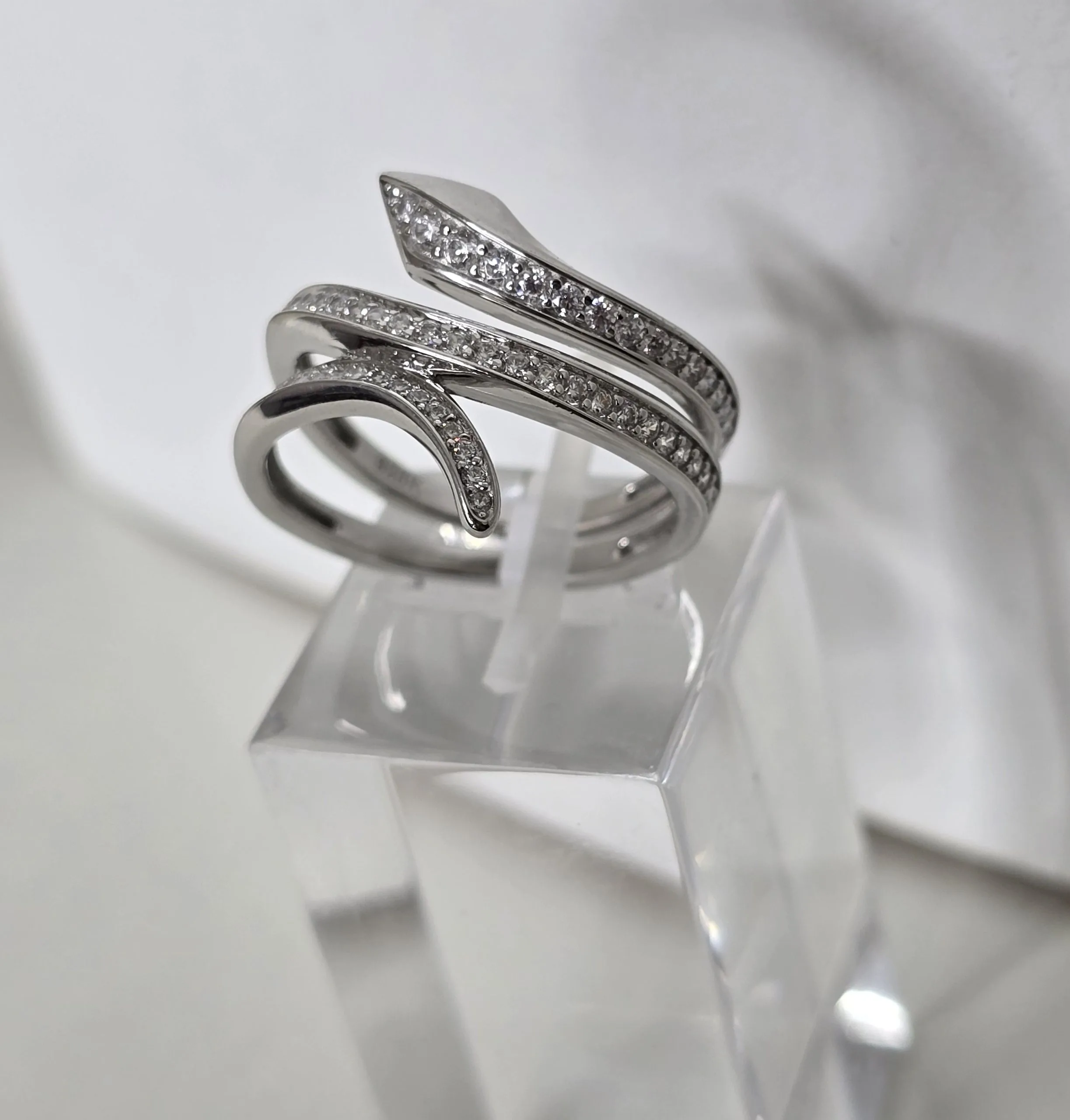 Anillo importado plata rodinada cruzado