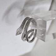 Anillo importado plata rodinada cruzado
