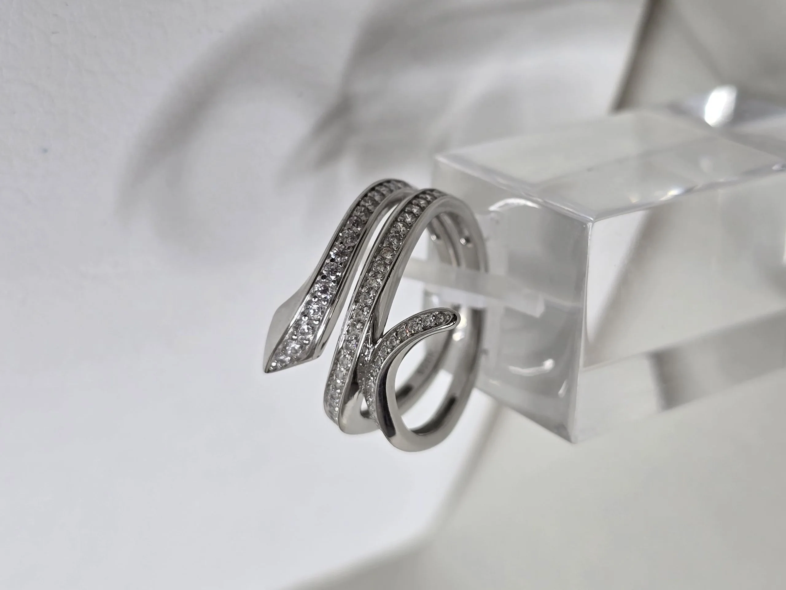 Anillo importado plata rodinada cruzado