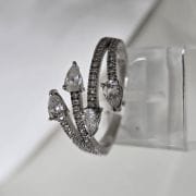 Anillo importado rodinado con cubics gota y pave