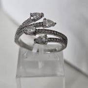 Anillo importado rodinado con cubics gota y pave