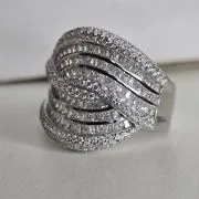 Importante anillo de plata rodinada cruzado, con cubics engarzados. Importado