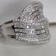 Importante anillo de plata rodinada cruzado, con cubics engarzados. Importado