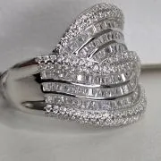 Importante anillo de plata rodinada cruzado, con cubics engarzados. Importado