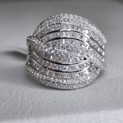 Importante anillo de plata rodinada cruzado, con cubics engarzados. Importado