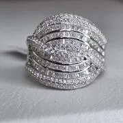 Importante anillo de plata rodinada cruzado, con cubics engarzados. Importado