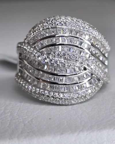 Importante anillo de plata rodinada cruzado, con cubics engarzados. Importado