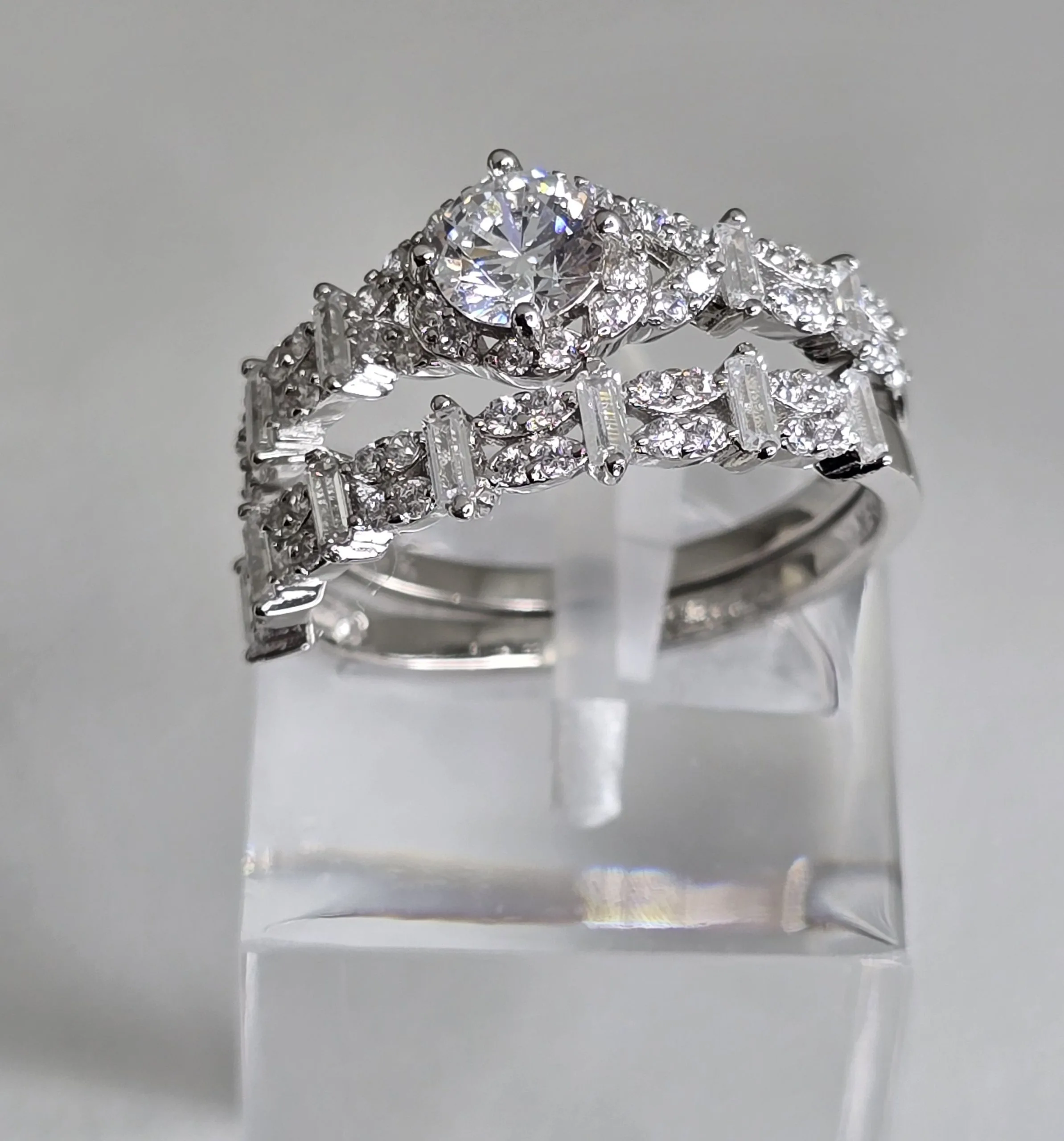 Anillo doble, estilo cintillo sinfín. Dos piezas en una de Plata rodinada